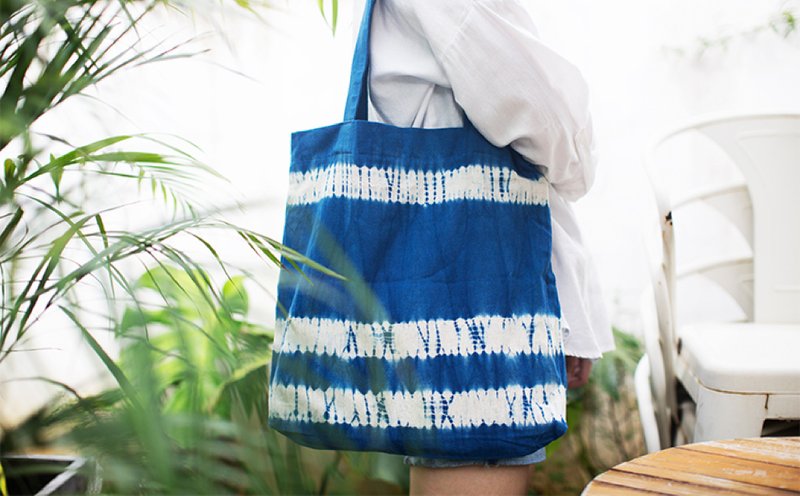 台湾发货 蓝染扎染手工复古男女手提环保袋布袋杂货袋 圣诞礼物 - 手提包/手提袋 - 棉．麻 蓝色