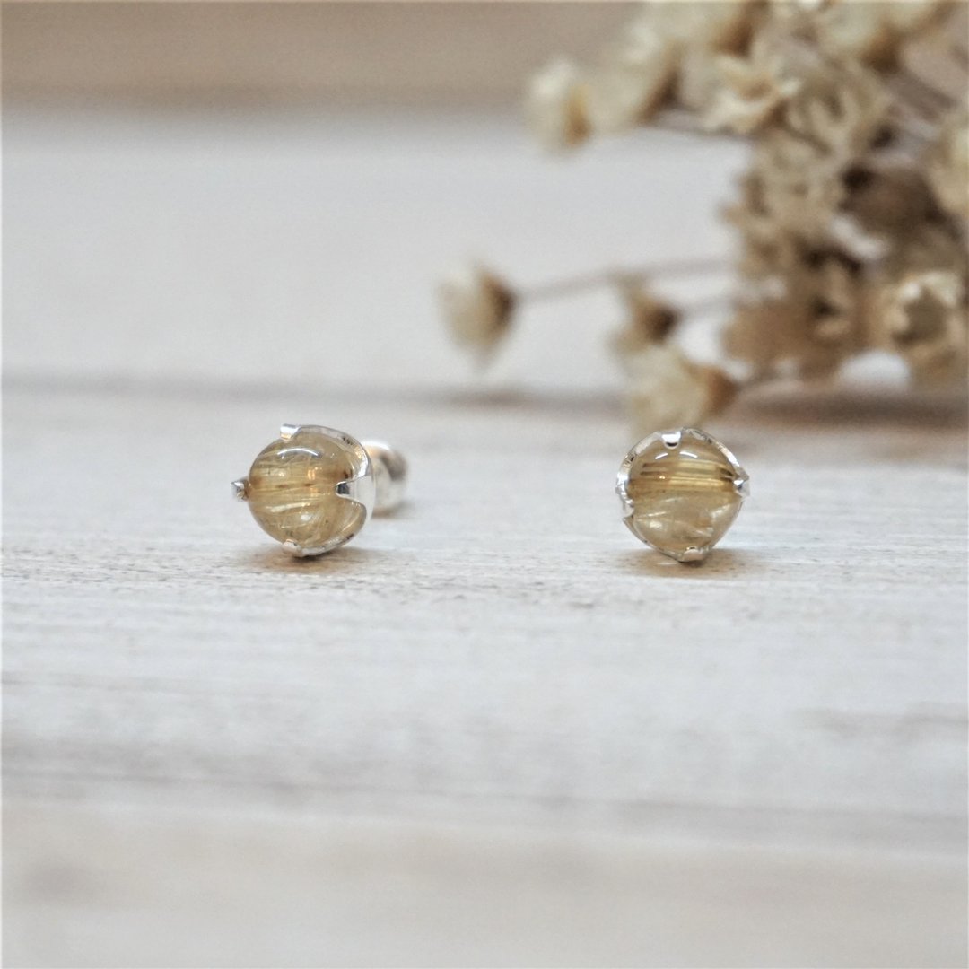 下架 ll 6mm 钛晶纯银耳环 ll 925 纯银贴耳耳针 一对 ER-00034 - 耳环/耳夹 - 半宝石 金色