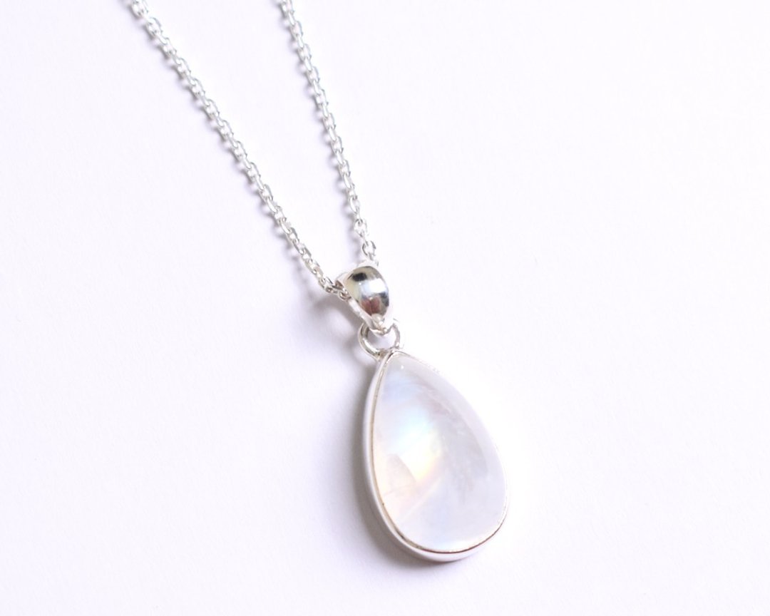 Amulet jewelry Rainbow moonstone pendant that shines in rainbow colors - 项链 - 宝石 白色