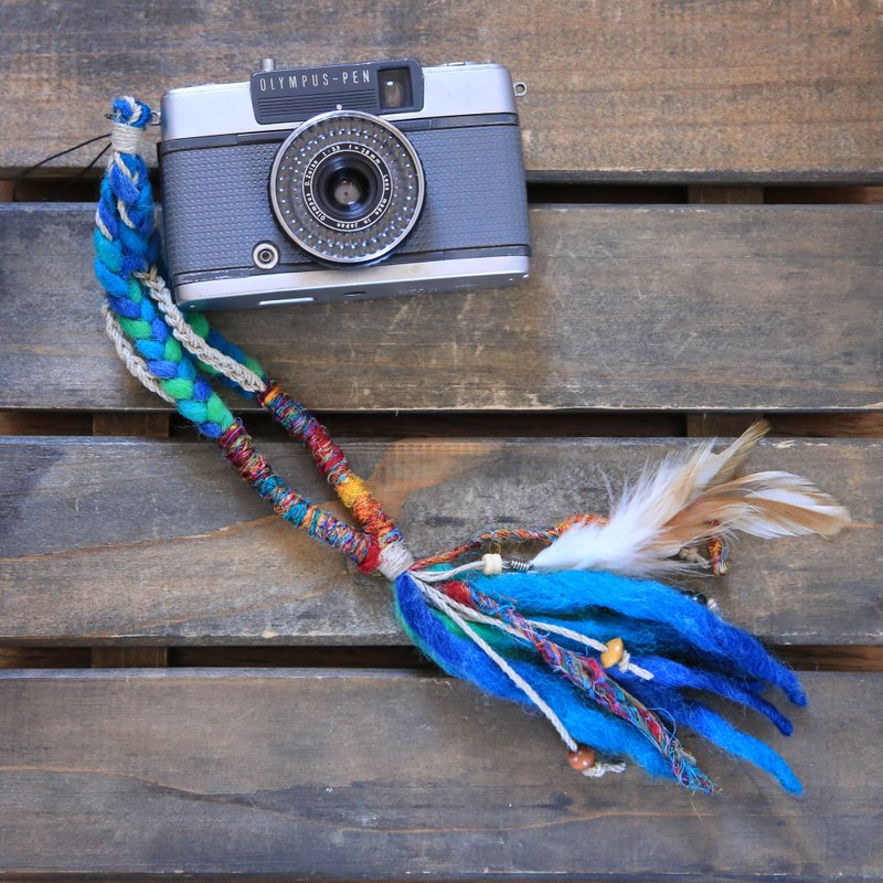 Linen and knit hand strap with feathers and wood beads - 挂绳/吊绳 - 棉．麻 绿色