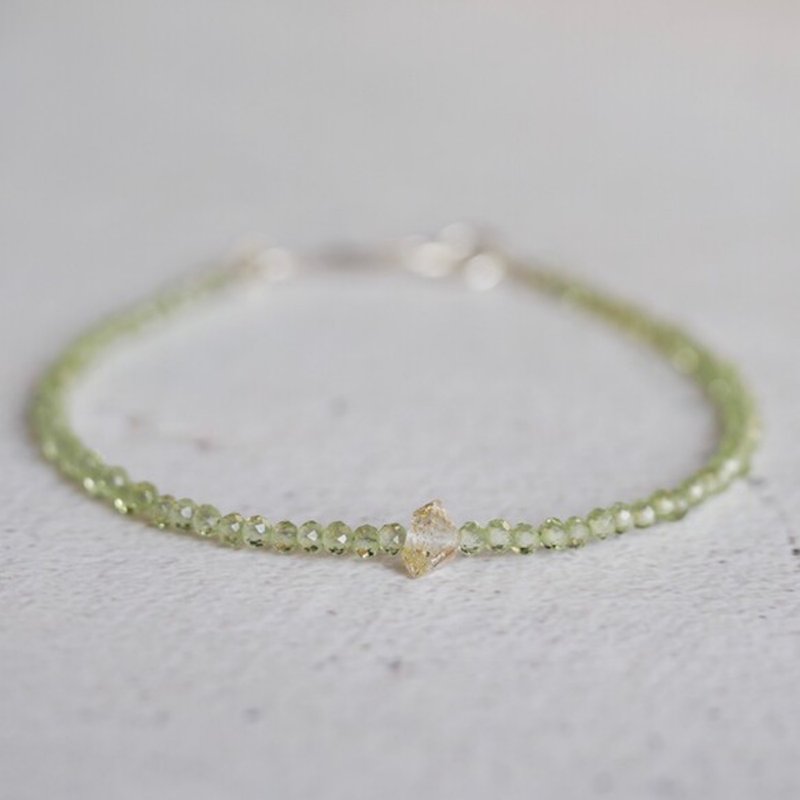 Oil in Quartz& Peridot Bracelet - 手链/手环 - 宝石 绿色