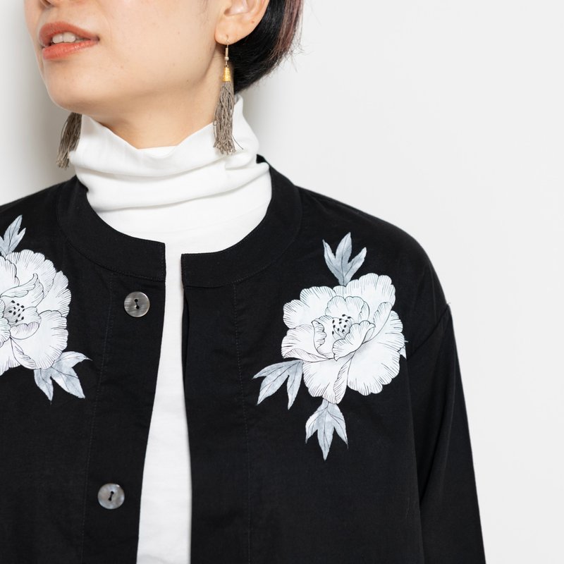隐藏式扣袢无领衬衫【手绘白牡丹】 - 女装上衣 - 棉．麻 黑色