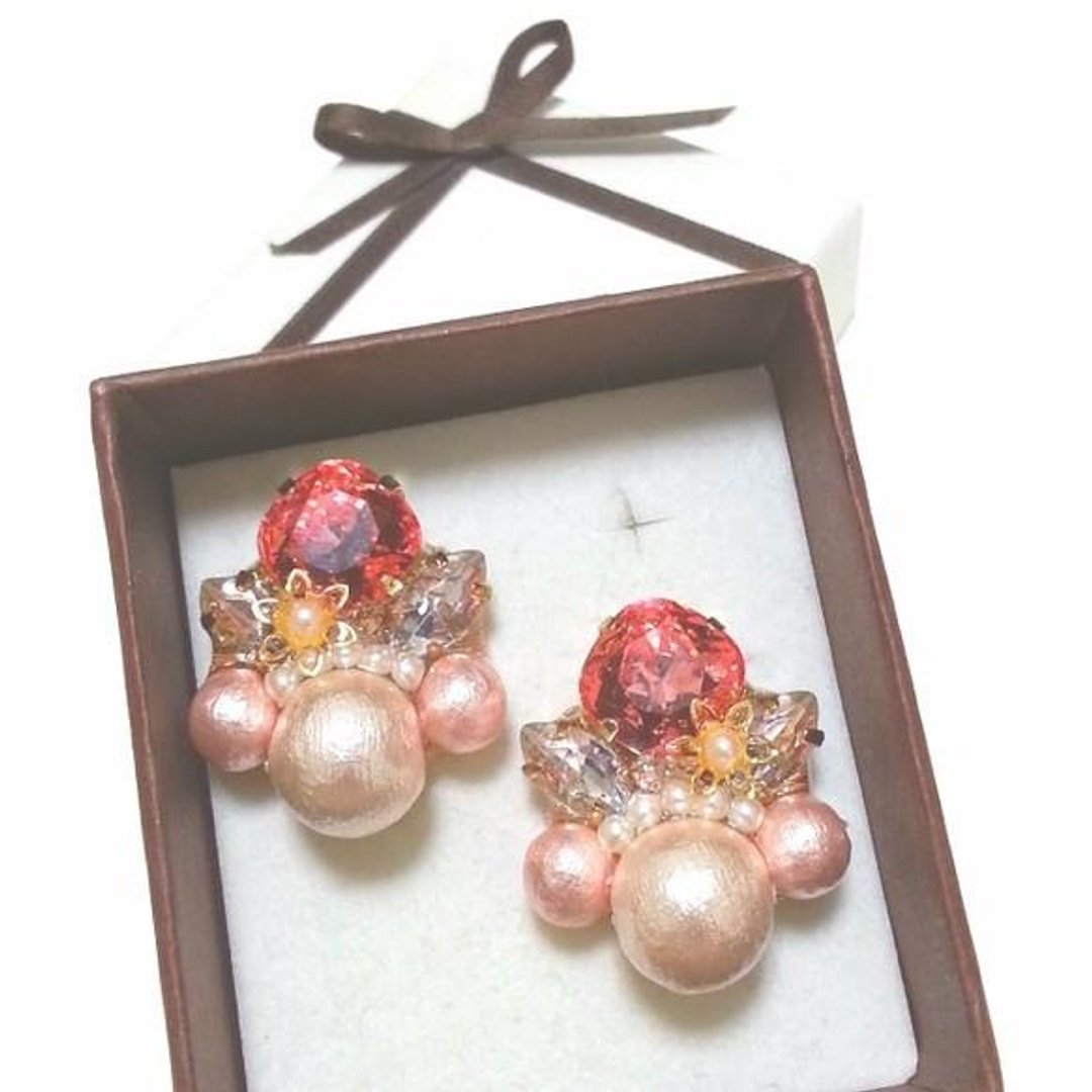 Swarovski and cotton pearl elegant earrings pink - 耳环/耳夹 - 其他金属 粉红色