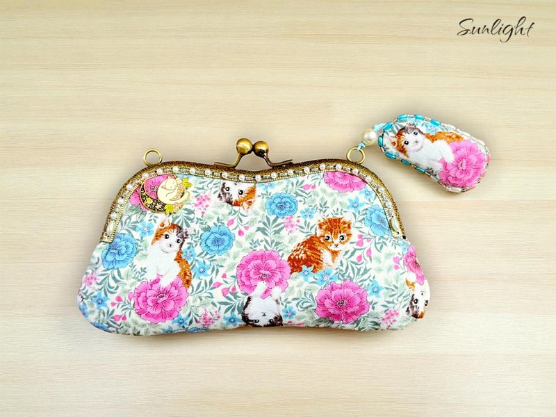 日光小巷手做-花园里的猫咪秘境M型长夹口金包手机袋斜背包 - 皮夹/钱包 - 棉．麻 