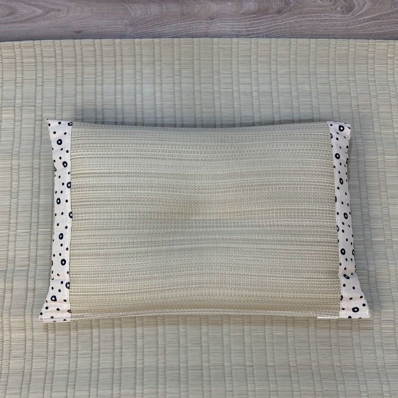 【透气亲肤】蔺草宽版枕头Shigure 低反发泡棉稳定支撑 天然蔺草 - 枕头/抱枕 - 植物．花 白色