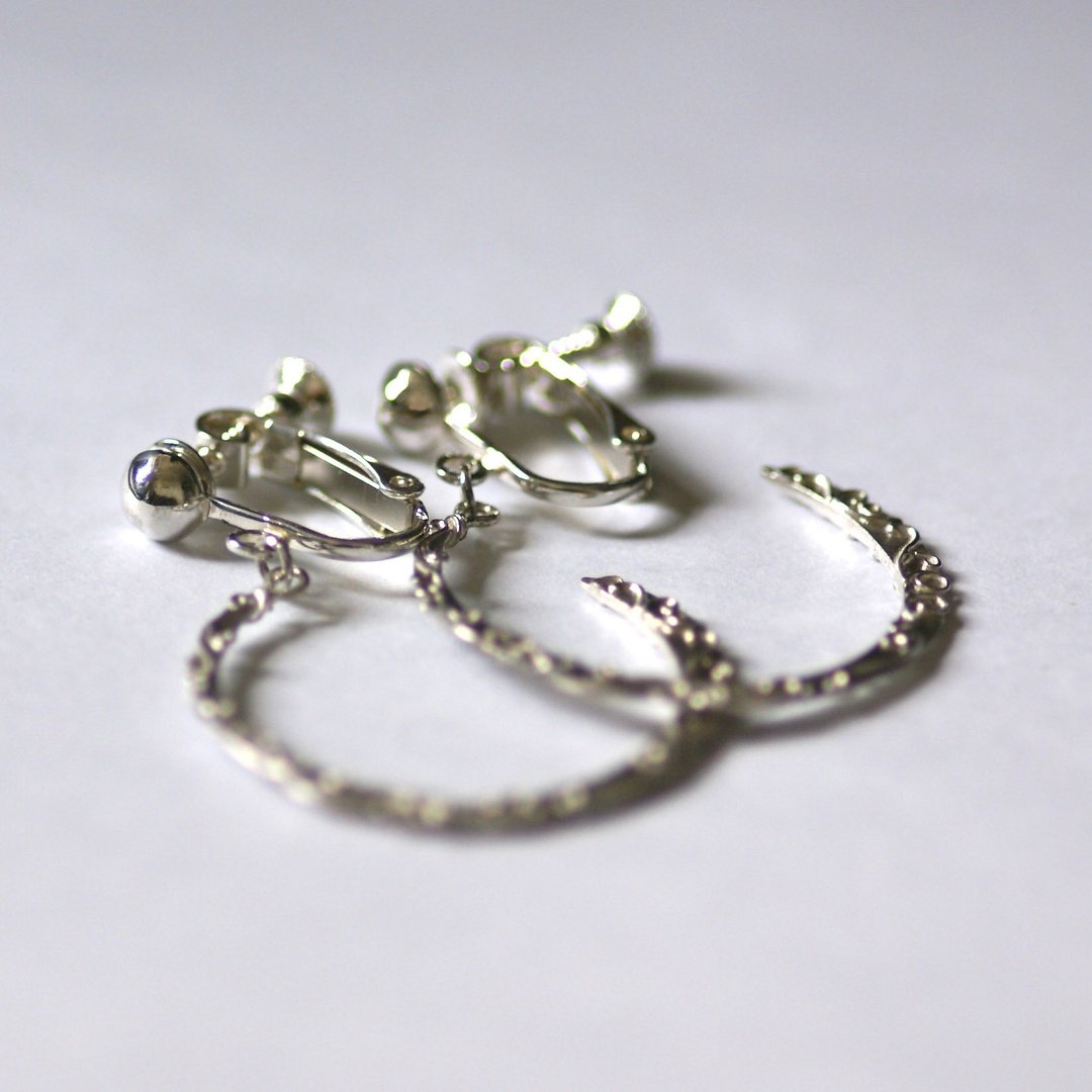 side arabesque hoop Clip-On - 耳环/耳夹 - 其他金属 银色