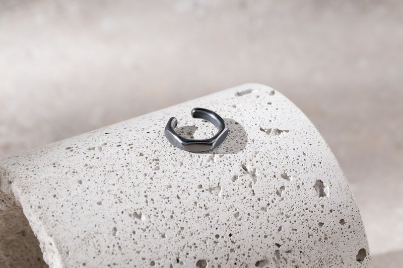 炭墨黑六角纯银耳扣 Hex Oxidized Silver EarCuff - 耳环/耳夹 - 纯银 黑色