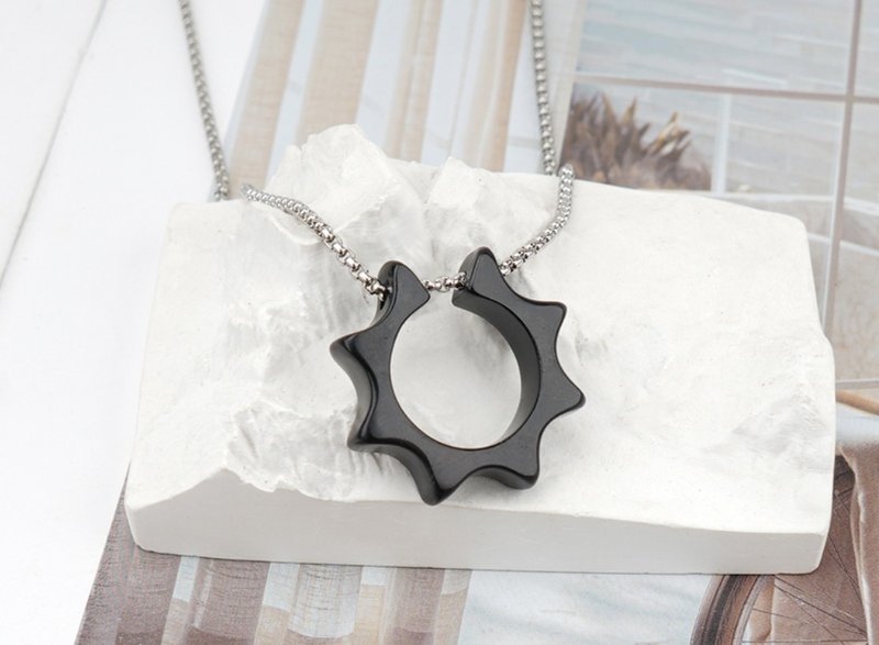 簡約手作 檀木太阳吊坠锁骨项链 - 项链 - 木头 多色