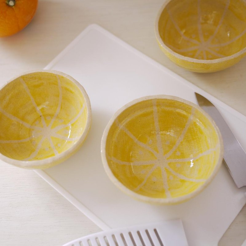 small bowl  of fruits【lemon】 - 浅碟/小碟子 - 陶 黄色