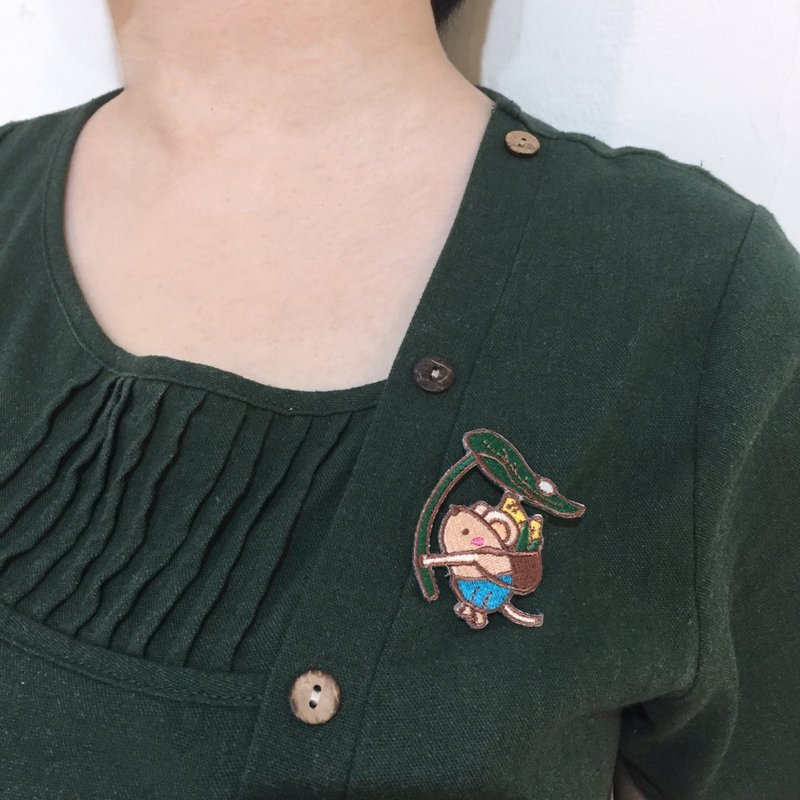 质感刺绣胸针-山下农家系列-搬菜小鼠02-玉米鼠 - 胸针 - 绣线 