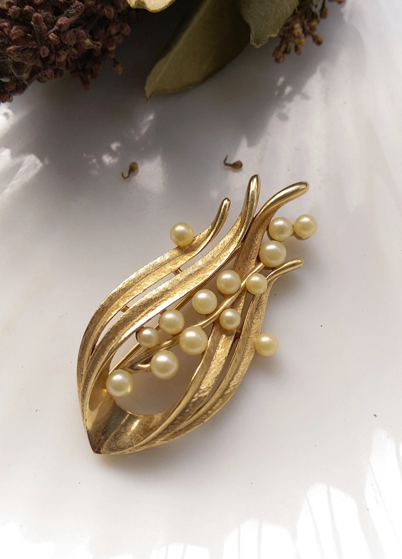 【西洋古董饰品/年代老件】1970年代 TRIFARI 优雅珍珠花 别针 - 徽章/别针 - 其他金属 金色