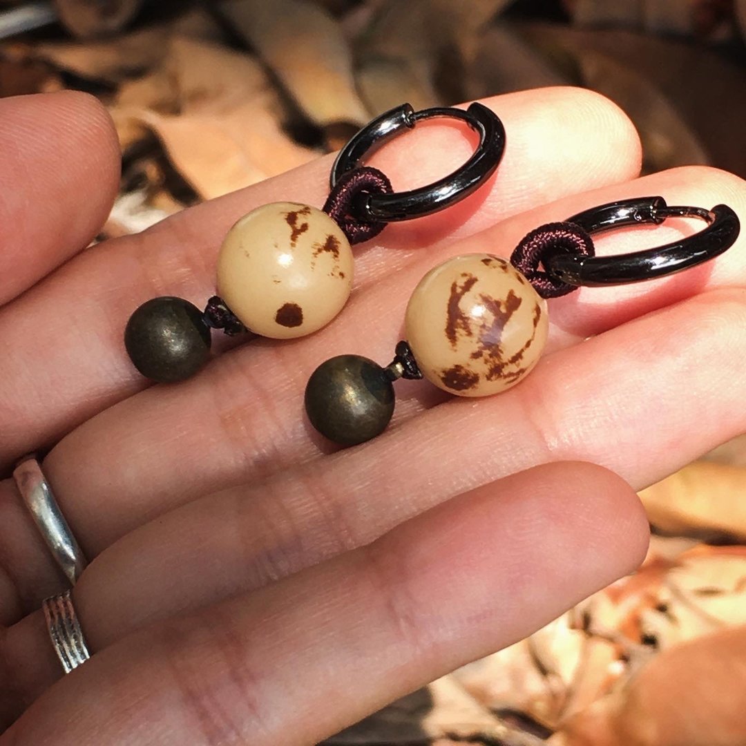 【Lost and find】 天然 野生 牙白 花菩提根 贝叶棕 果子 耳圈 - 耳环/耳夹 - 宝石 咖啡色