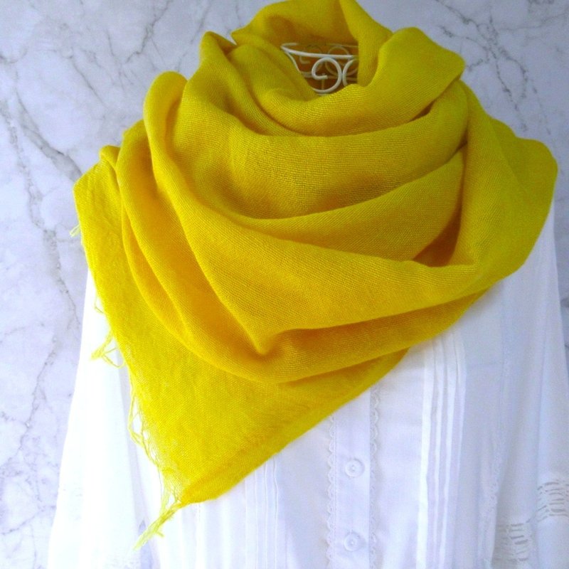 植物染・蚊帐织法羊毛・大尺寸长披肩・槐花染・带来幸福的黄色 - 围巾/披肩 - 羊毛 黄色