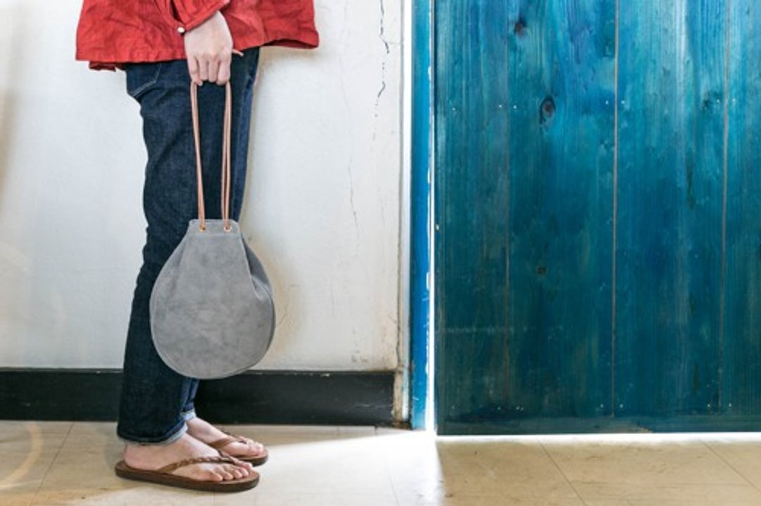 Genuine leather suede / velor drawstring sacoche bag gray - 化妆包/杂物包 - 真皮 