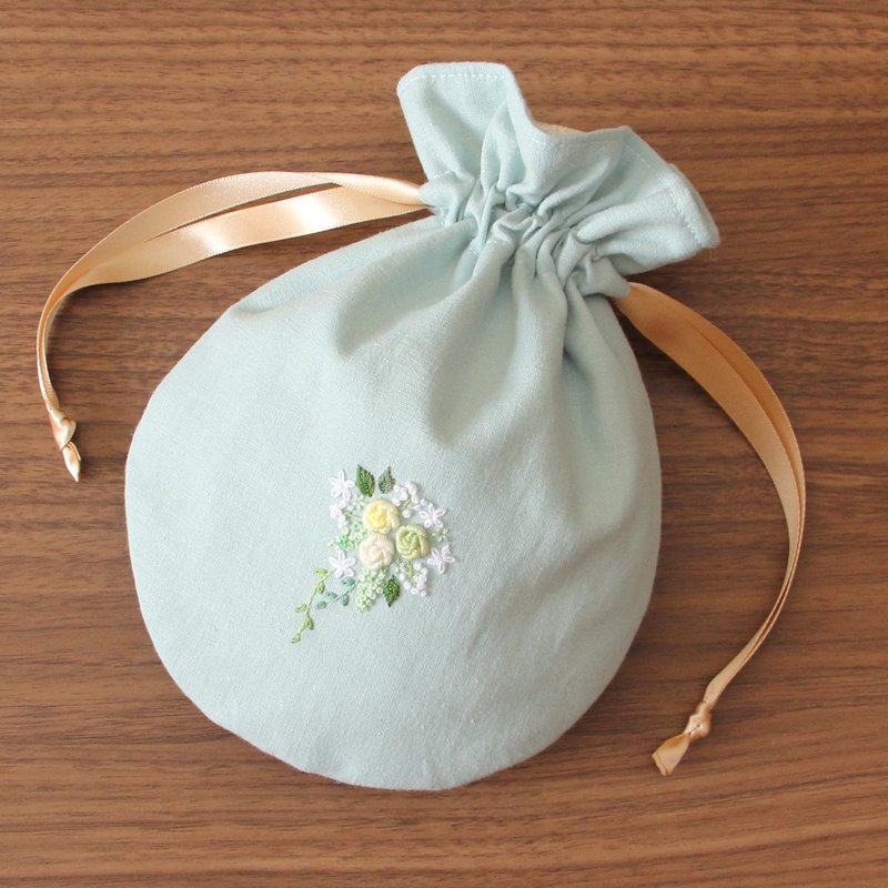 巾着ポーチ　手刺繍のミニブーケ　ペールブルー - 化妆包/杂物包 - 绣线 