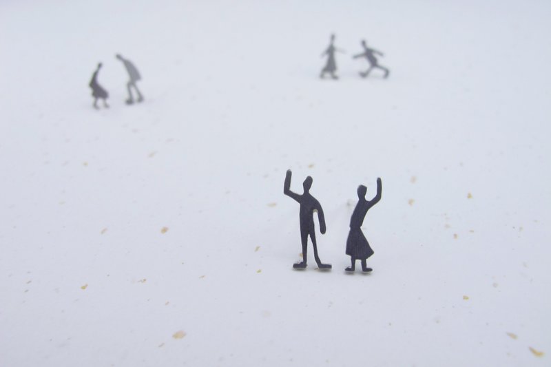 【 小人系 】 搭车的耳环 closer earring - 纯银 - - 耳环/耳夹 - 其他金属 银色