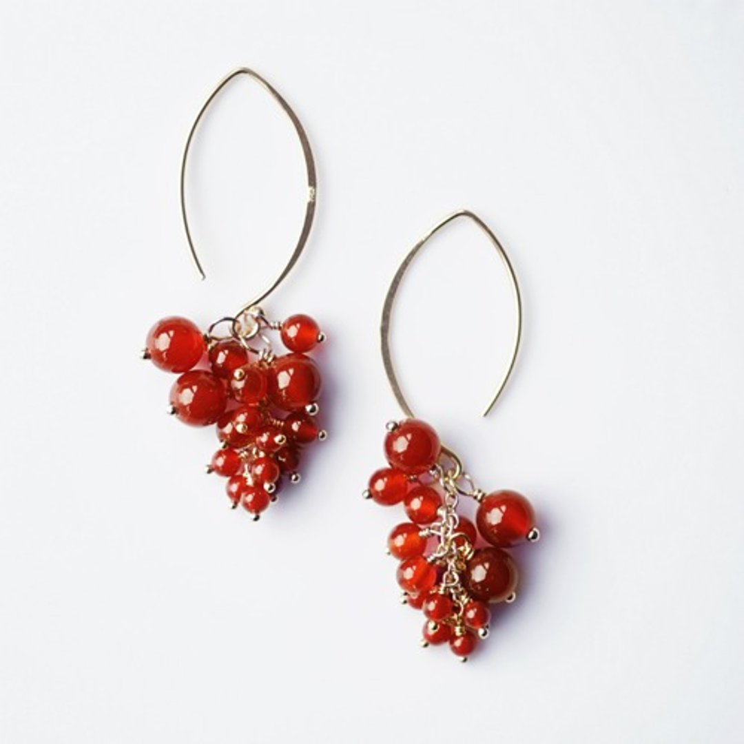 Red currant cluster earrings by red agate Red currant - 耳环/耳夹 - 宝石 红色