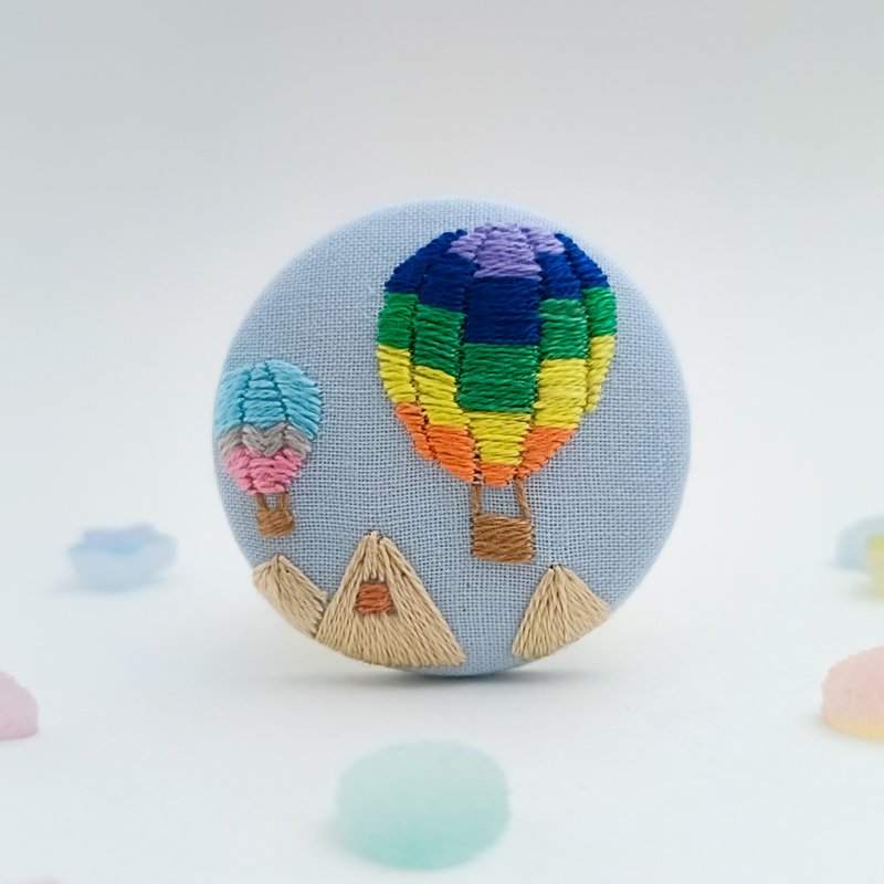 在天空中翱翔的缤纷热气球刺绣胸针 土耳其 卡帕多奇亚 - 胸针 - 棉．麻 多色