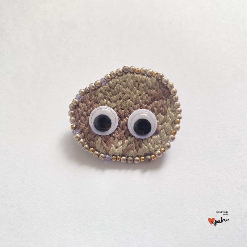 手工刺绣扣针石头Joy (啡色) - 胸针 - 棉．麻 咖啡色