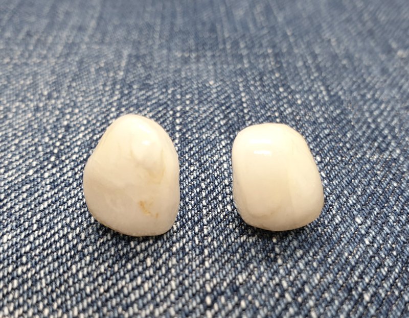 Natural Beach Pebble Stud Earrings, White Sea Stone Post Earrings, Beach Jewelry - 耳环/耳夹 - 石头 白色