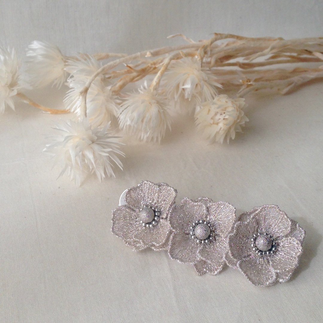 Poppy embroidery Valletta Silver - 发饰 - 绣线 银色