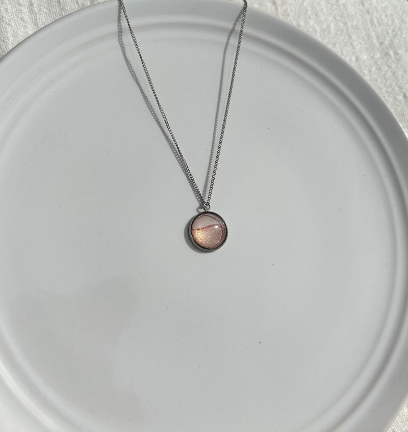【圣诞礼物】刚刚好的温柔 粉色圆形手绘项链 不锈钢链条 - 项链 - 不锈钢 粉红色