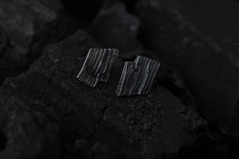 Calligraphy 墨折 藏拙耳环 Oxidized Silver Earrings - 手链/手环 - 纯银 黑色