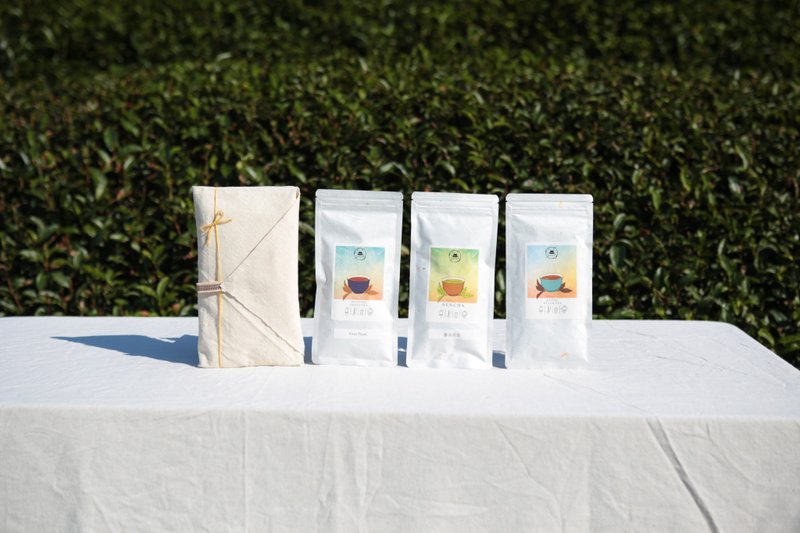 用四旬斋山部落的布包裹的礼品套装 3 种茶：初采焙茶、枯萎煎茶和日本红茶，不使用化肥或农药种植。 - 茶 - 新鲜食材 