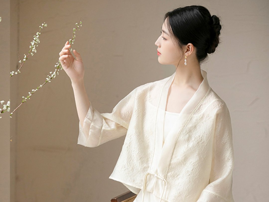 新中式 改良版浮雕套装汉服小衫 - 女装上衣 - 丝．绢 白色