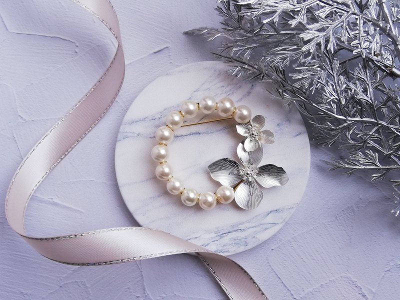 玻璃珍珠銀花胸针 - 胸针 - 玻璃 银色
