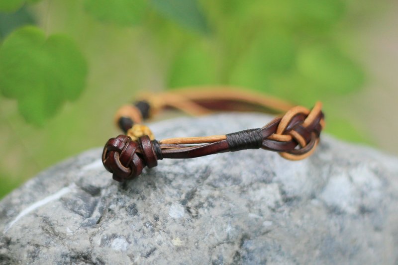 No.8-原創 & 复古牛皮 | 全手工编织纽扣 双线结手环 | 文艺 复古 - 手链/手环 - 真皮 咖啡色