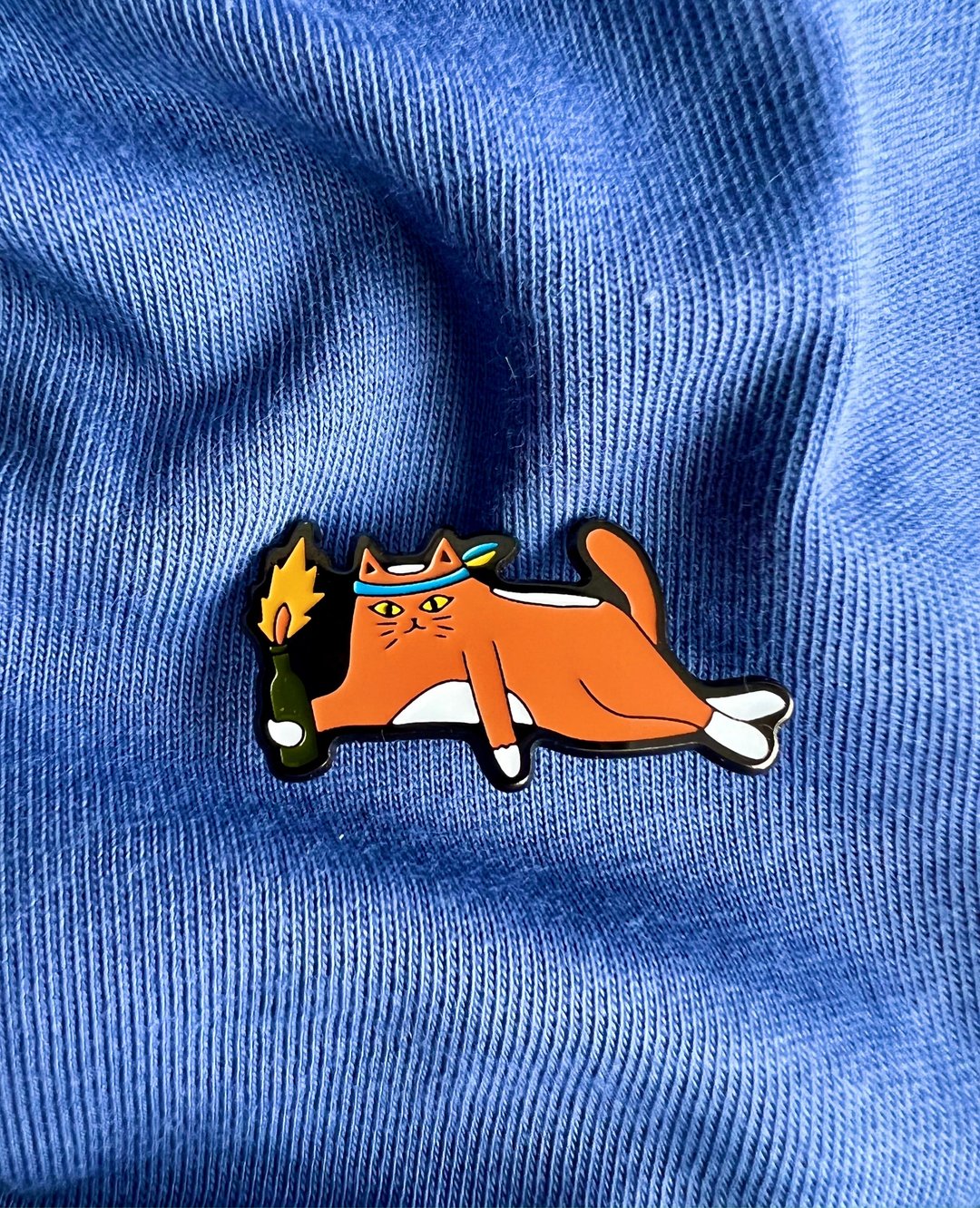 Patriotic pin with a cat and Bandera smoothie in support of Ukraine and homeless - 胸针 - 铜/黄铜 多色
