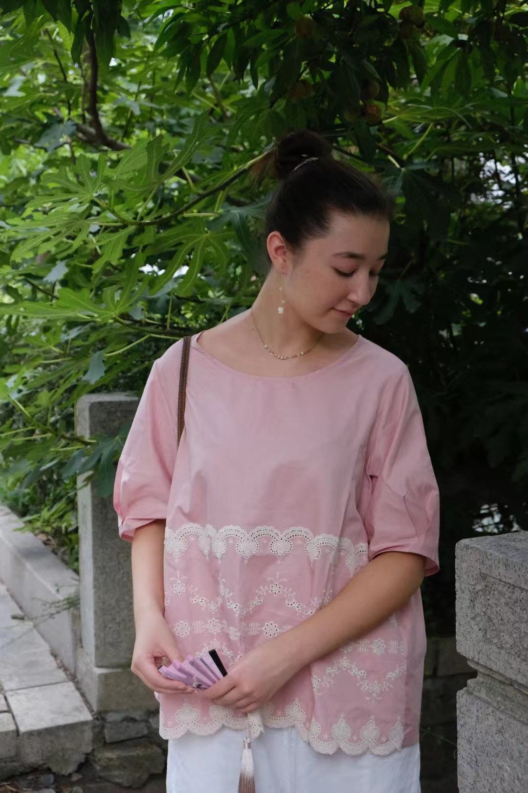彤管色 北欧风宽松大码蕾丝下摆粉色上衣 耐塔风格 - 女装上衣 - 棉 