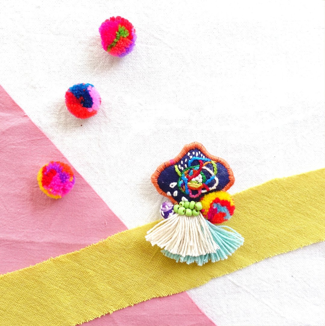 DUNIA handmade /Fruity!/果实花草刺绣别针 Floral hand embroidered brooch #11 - 胸针 - 棉 蓝色