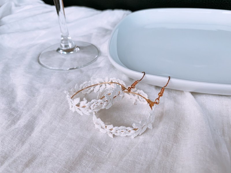 简单简单就好 | 缎带耳环 耳勾 - 耳环/耳夹 - 其他人造纤维 白色