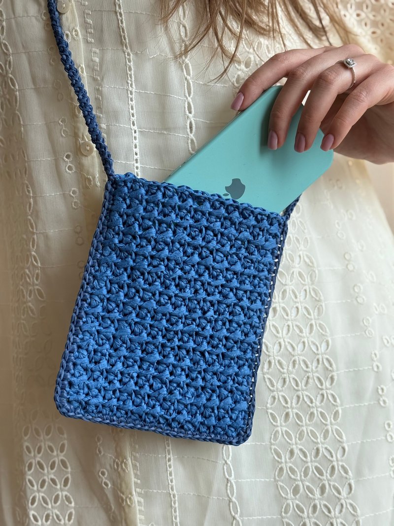 蓝色钩针手机包 拉菲草iPhone袋 迷你夏日斜背礼物包 - 侧背包/斜挎包 - 纸 蓝色