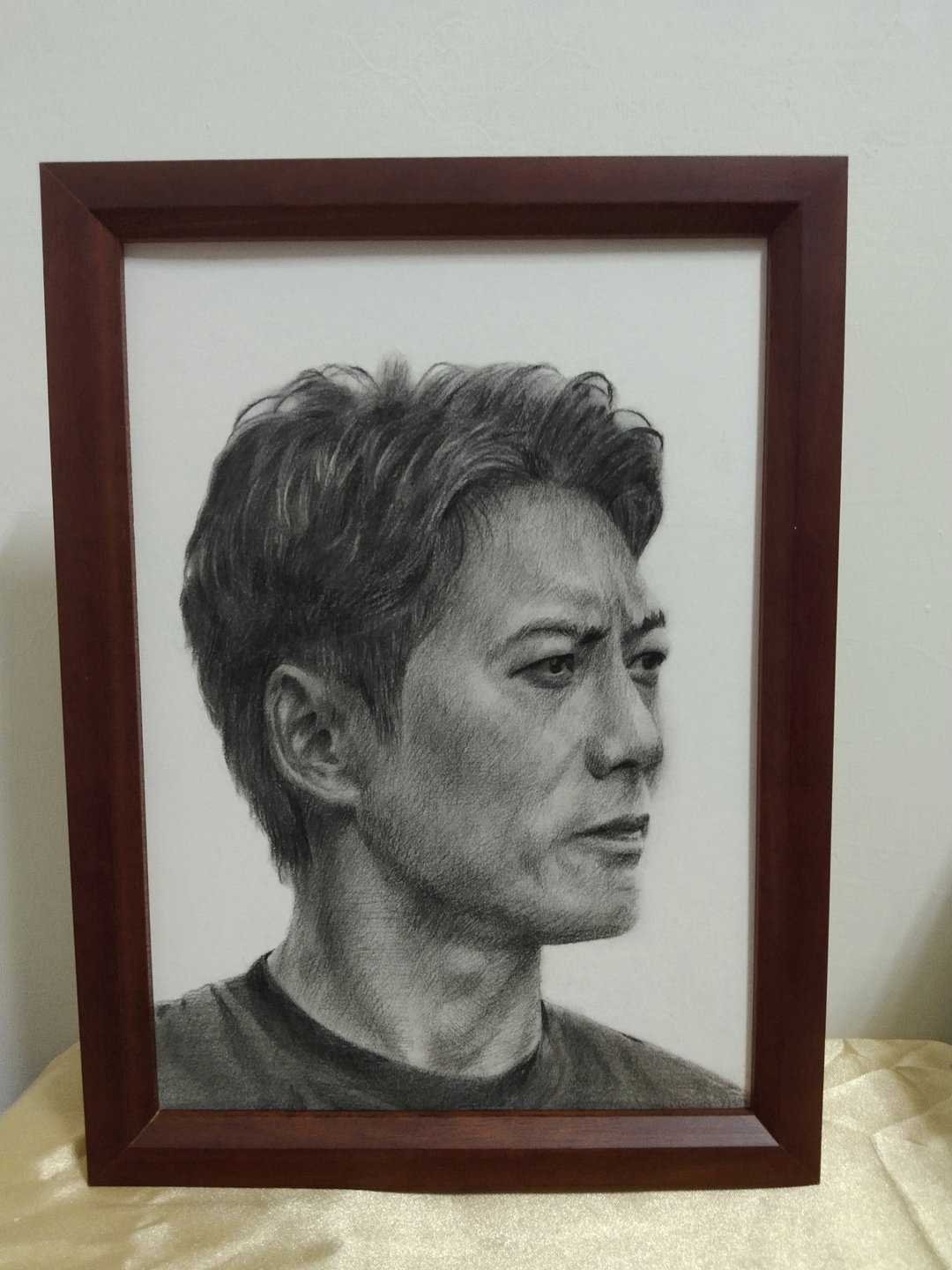 炭精笔素描 / 人像素描 / 男性半身 / 含框 - 订制画像 - 纸 