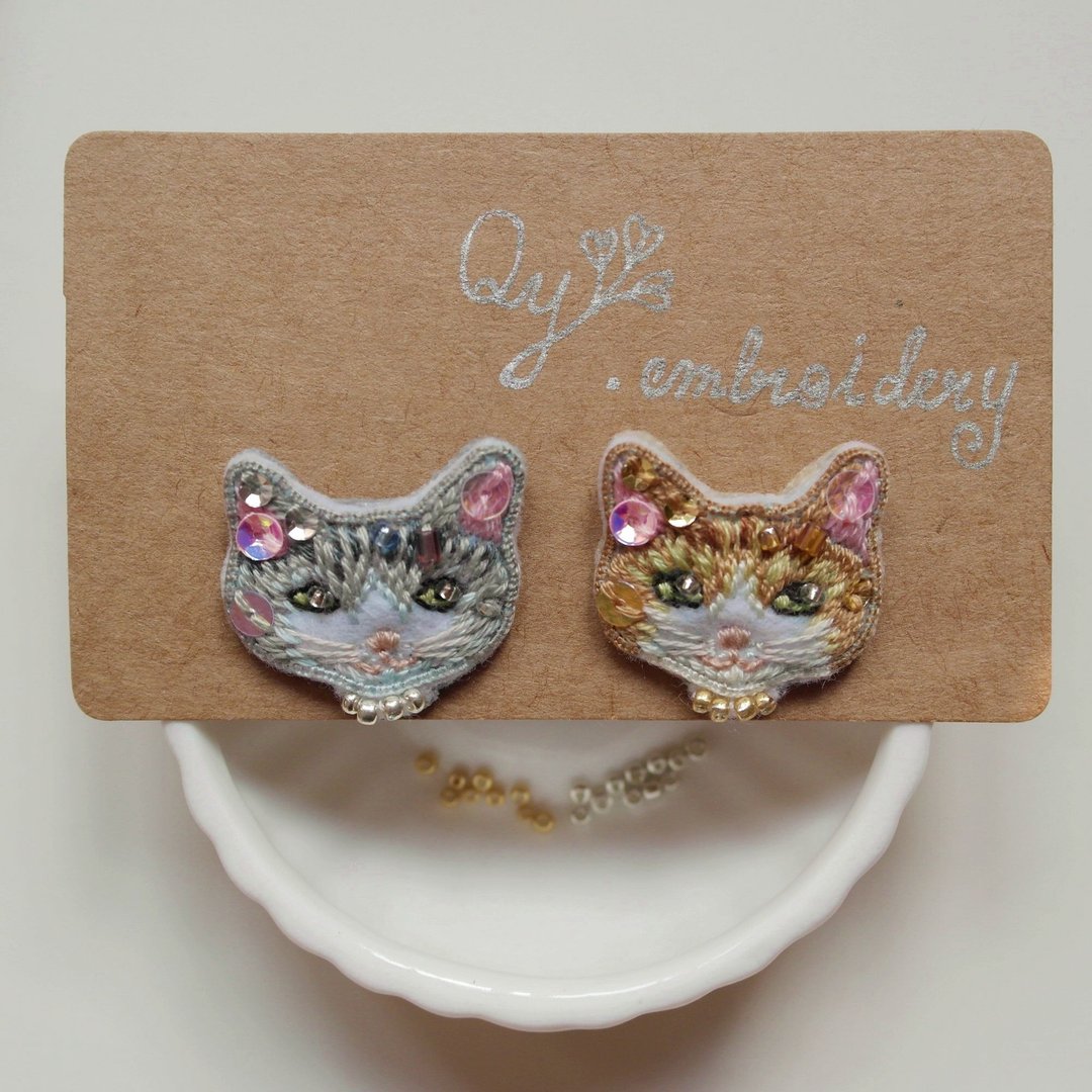 Qy's cats  金银色猫 手工刺绣耳饰 耳钉耳夹 圣诞礼物 - 耳环/耳夹 - 绣线 金色