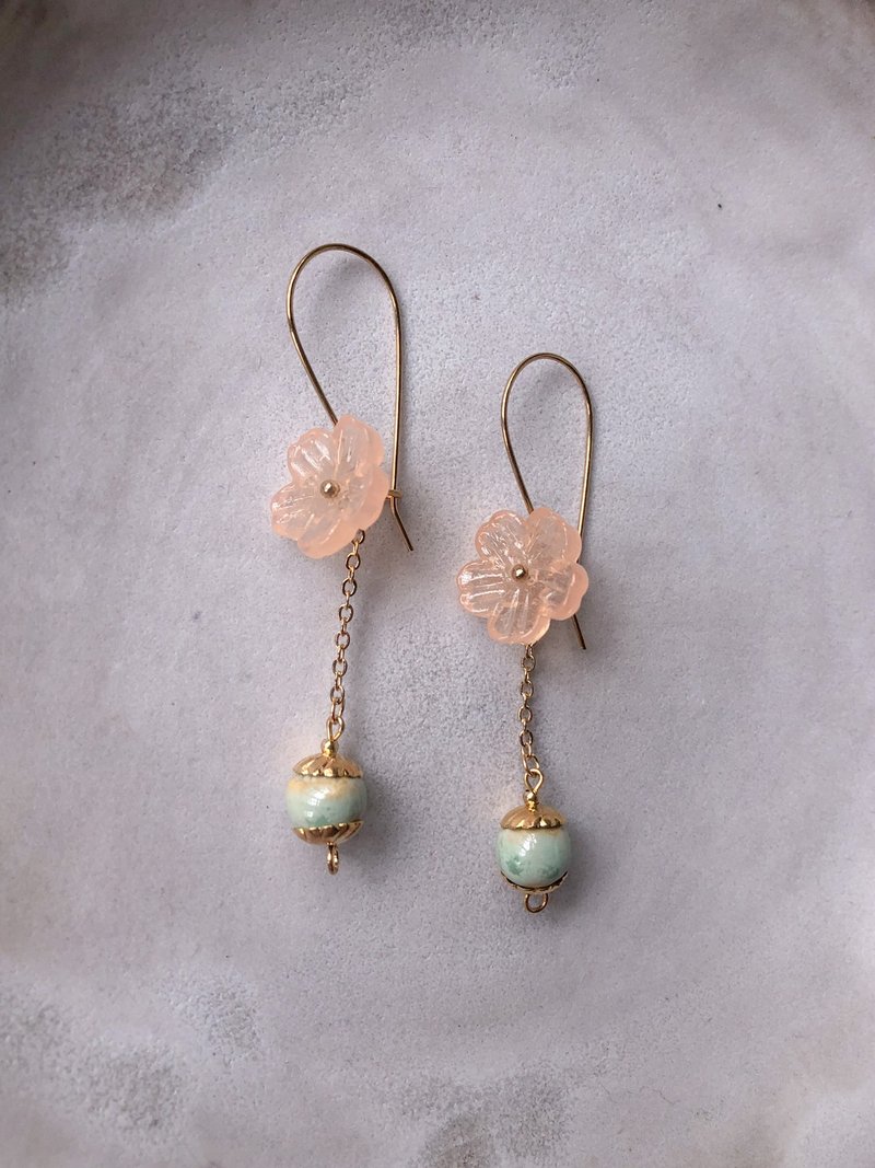 陶瓷x玻璃 耳环 樱花翠果 Ceramic and Glass Accessory - 耳环/耳夹 - 陶 粉红色