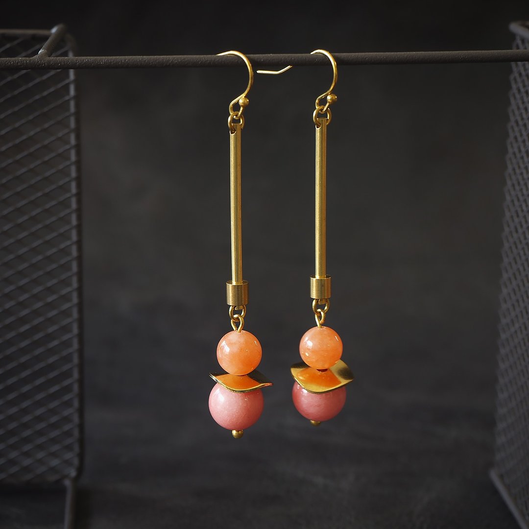 Coral tone pendulum style earrings - 耳环/耳夹 - 铜/黄铜 橘色