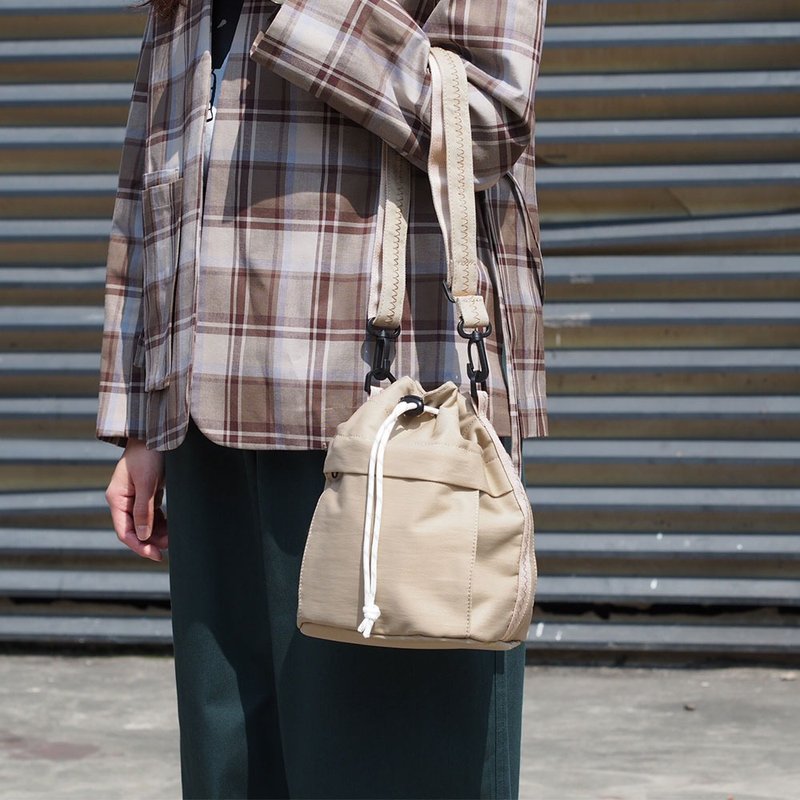 防泼水中水桶包 (卡其) - 侧背包/斜挎包 - 聚酯纤维 卡其色