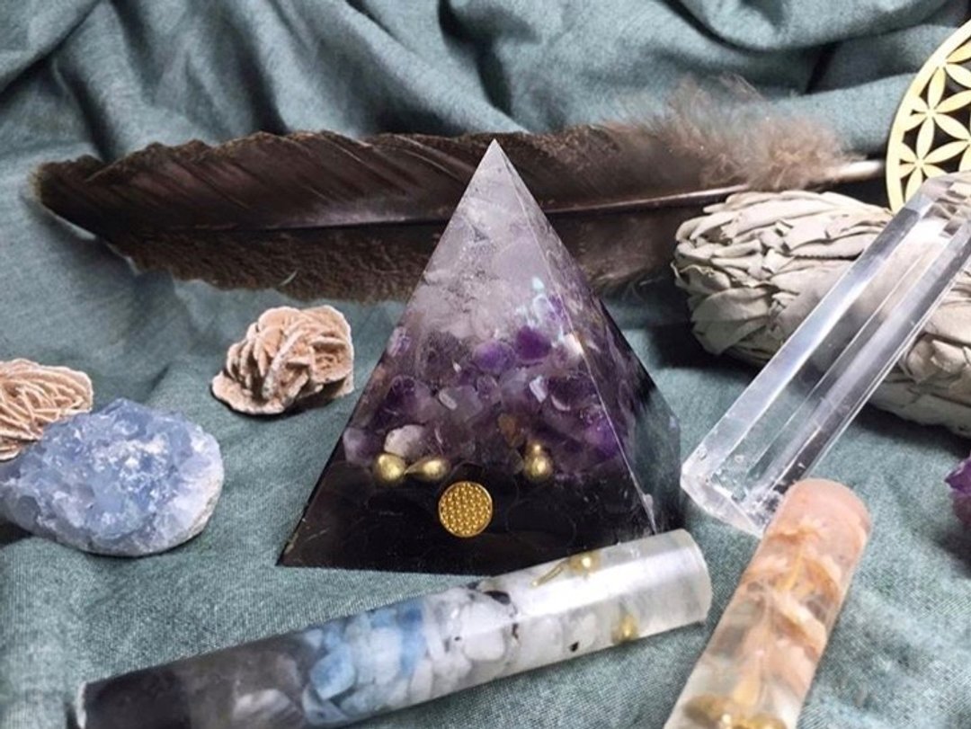 Orgonite 能量塔 — 白水晶 、紫水晶、黑曜石 - 摆饰 - 宝石 紫色