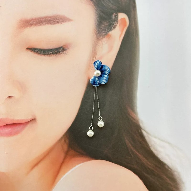 Diving 潜水蓝色小花配银链少女感耳环 - 耳环/耳夹 - 珍珠 多色