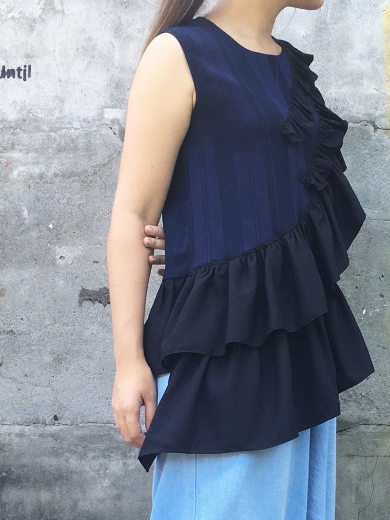 WB 深蓝色条子荷叶无袖上衣 (MIT) - 女装上衣 - 棉．麻 蓝色