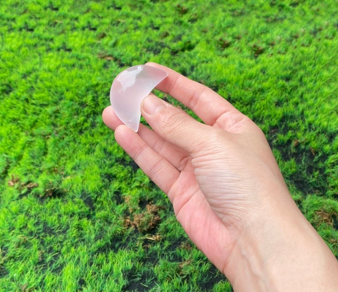 能量摆饰-天然冰透体粉晶月亮  旺姻缘 旺人缘 快速出货 - 摆饰 - 水晶 粉红色