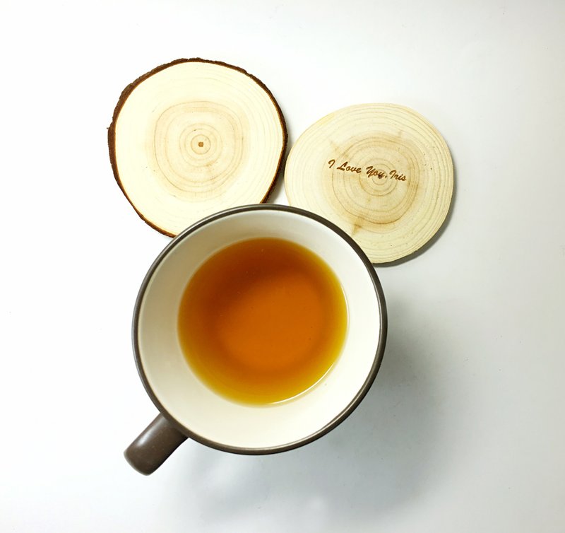 【TAB】定制化原木雷射镌刻杯垫/咖啡杯/马克杯/茶杯/实木/原木/手做/雷射雕刻/婚礼小物 - 杯垫 - 木头 咖啡色