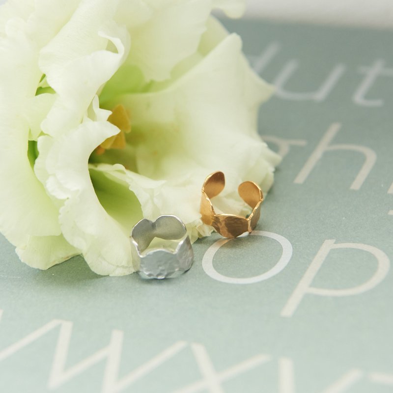 Circle Hammered Ear Cuff - 耳环/耳夹 - 其他金属 银色