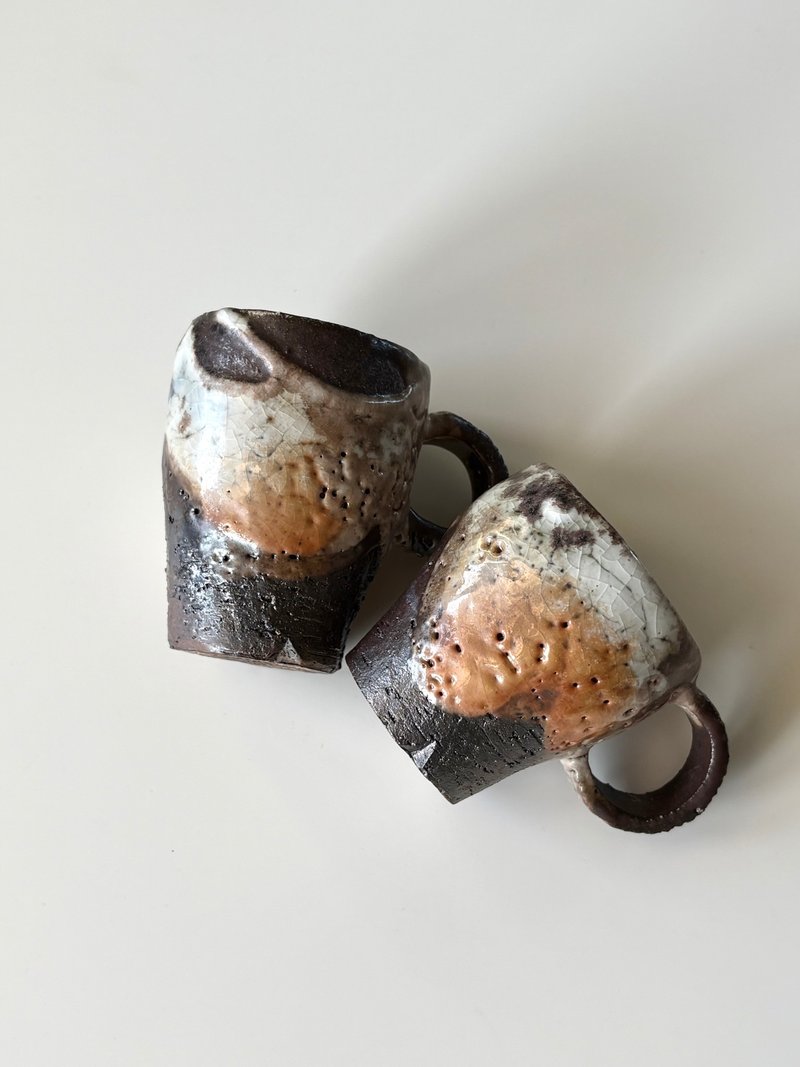 纯粹制陶 - 柴烧志野 小幅把杯 咖啡杯 - 咖啡杯/马克杯 - 陶 咖啡色