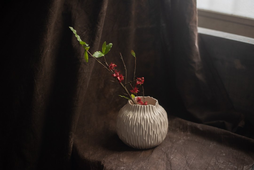 雾的原貌 割纹瓶 中 - 手作花器 - 花瓶/陶器 - 瓷 白色