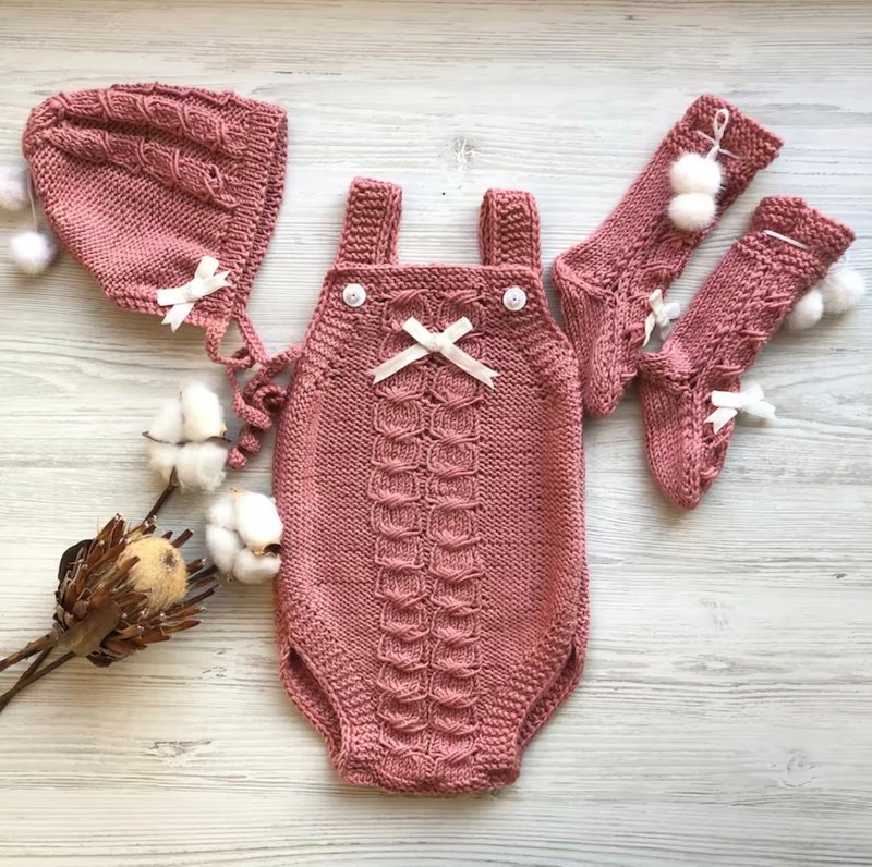Hand knit berry color clothing set for baby girl: romper, hat, socks. - 包屁衣/连体衣 - 其他材质 